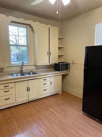 $1,100 / 2br - 850ft2 - 2 dormitorios 1 baño unidad en planta baja en el centro de Denison $1100 por mes (617W Gandy Unidad 1)63656567244801124
