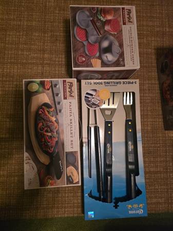 Double burger press & cheese melting dome Fajita skillet set 1