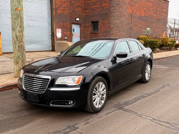 2014 Chrysler 300 AWD 2 dueños título limpio - $4,500 (Bensonhurst)63654718275459120
