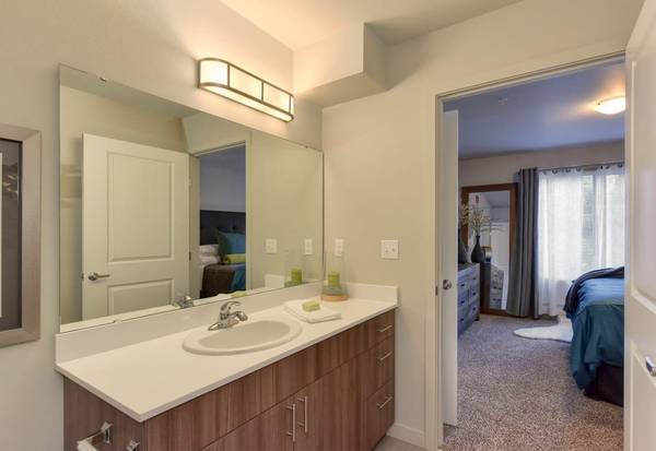 $1,699 / 1br - 591ft2 - Charming with Full-Size Washer/Dryer & Private Patio (Renton)63995109685762121