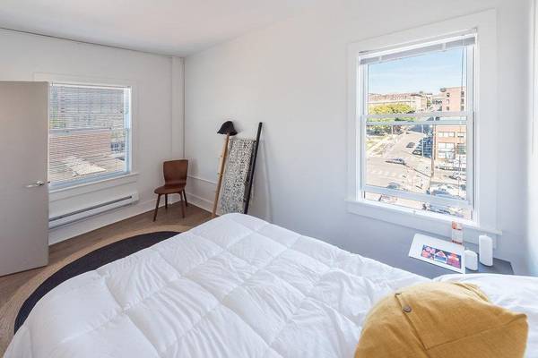 $1,670 / 1br - 412ft2 - Rare Opportunity: Downtown Views, Modern Amenities (International District)64031312683521122