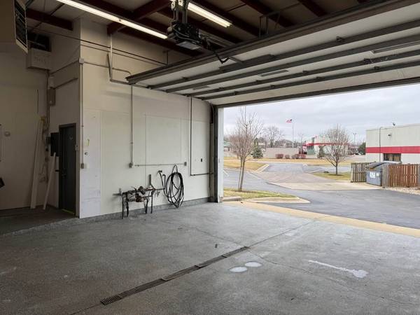 $1 / 1ft2 - Storefronts, Garages, and Offices available for Lease in Rockford, IL (Rockford)63981975626882121