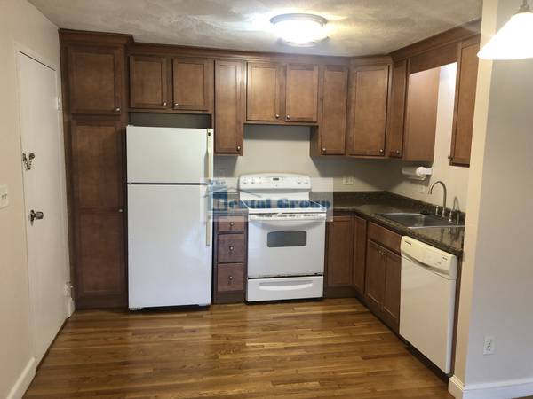 $2,300 / 2br - sunny 2 bed with heat and hot water hardwood floors   great location63655267999489120