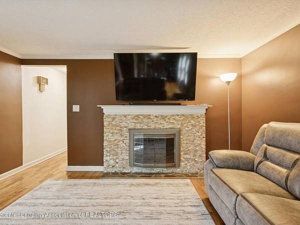 $1 / 4br - Spacious Ranch: Natural Light, Whirlpool Tub, Cozy Fireplace! (Lansing)64196985003522123