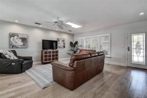 $100 / 2 habitaciones - 1575 pies cuadrados - ¡Bienvenido a Tropical Shores! Esta casa con acceso profundo para veleros (San Petersburgo)63348337054465123