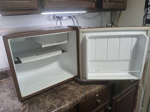 COUNTERTOP REFRIDGERATOR 1