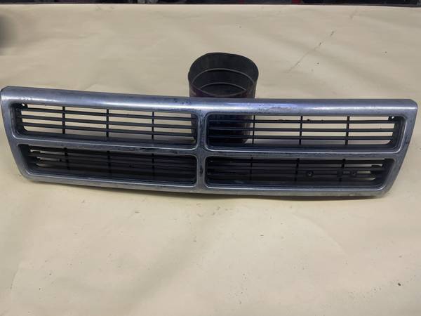 CHRYSLER VOYAGER GRILL 97-95--shop 3 1