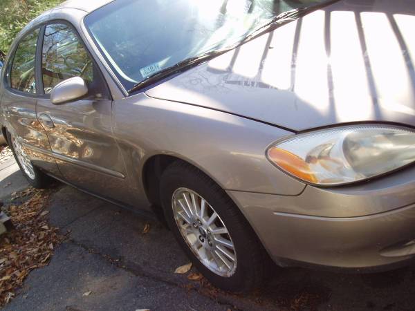 Parting Out 2002 Ford Taurus 1