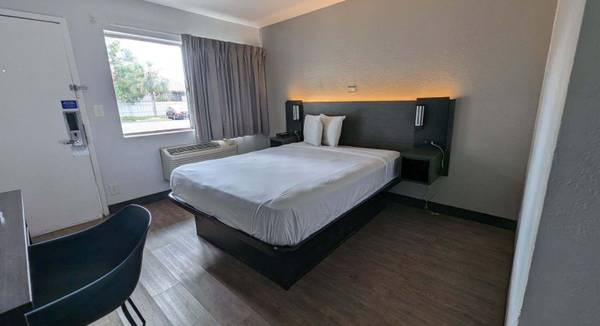 Weekly Extended Stays Free Premium Cable | Book Below ⬇️ 1