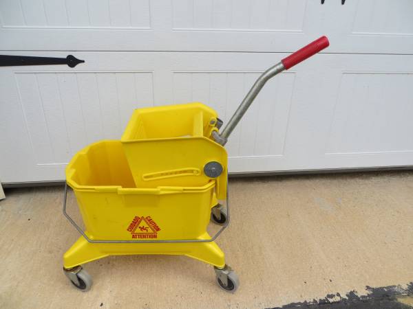 MOP BUCKET WITH WRINGER 1
