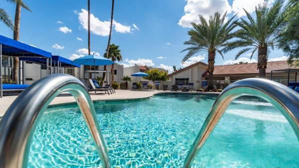 $1,582 / 2br - 1013ft2 - Four Outdoor Pools, Pets Welcome, Loads of Upgrades64024995666562120