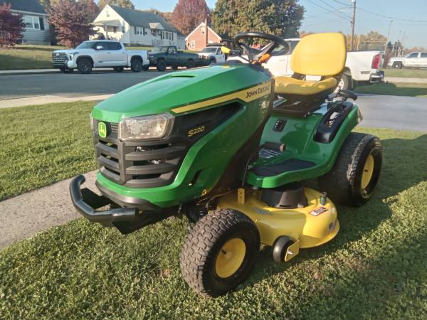 John Deere S220 Hydro Automatic Riding Mower 1