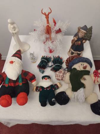 CHRISTMAS DECOR ITEMS--ALL FOR ONE MONEY!!! 1