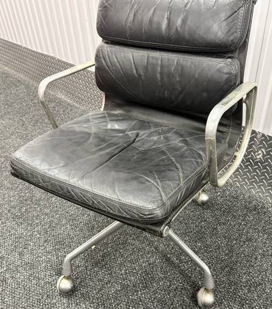 Herman Miller Chair with Original metal wheels VINTAGE 1