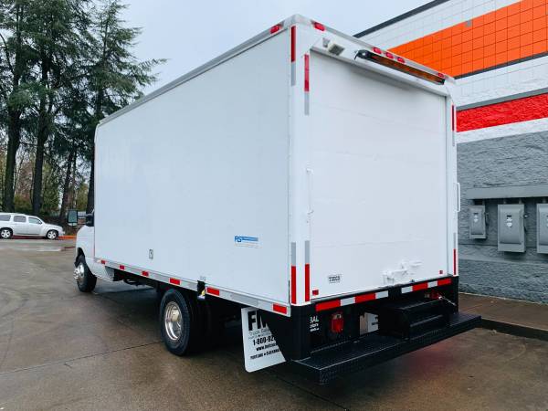 2006 Ford E-450 - Photo 3