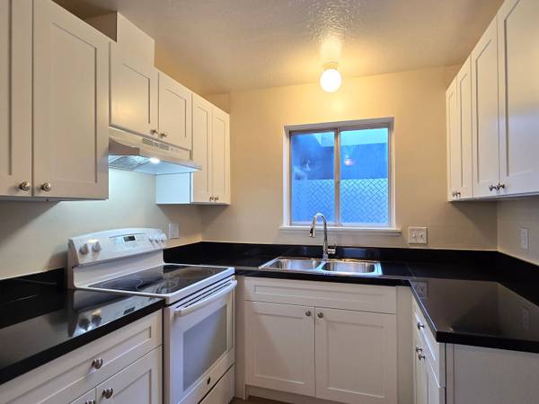 $2,795 / 2br - New Kitchen, Granite Kitchen, Fresh Paint, Wood Floors, Backyard, A/C! (san jose west)63928542675458121