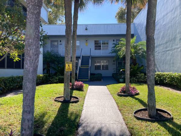 Master Bedroom with private bathroom... Golf course/Lake views... 1