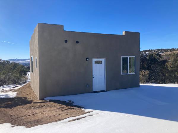 $960 / 400ft2 - 960/ mes con 12 hrs/ mes de trueque de trabajo (Taos)63659815658371122