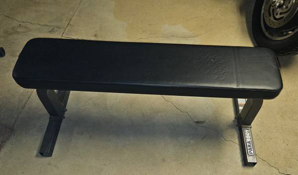 Flat bench, by Parabody. 1