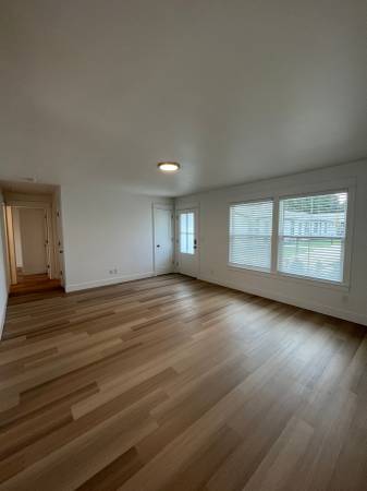 $1,795 / 2br - ¡Hermoso departamento de 2 habitaciones! Estacionamiento asignado, patio, lavadora/secadora y admitimos mascotas! (Milwaukie)63831327900547122