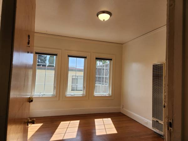 $1,825 / 1br - Sunny One-bedroom with PG&E included in a great neighborhood!!!! (oakland lake merritt / grand)64030484331522120