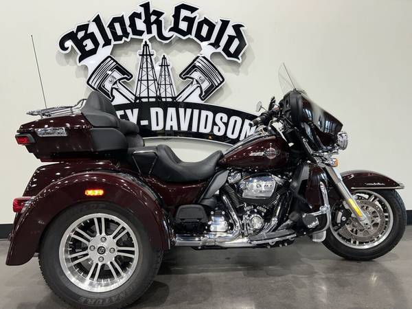 2022 Harley-Davidson® Tri Glide® Ultra FLHTCUTG 1