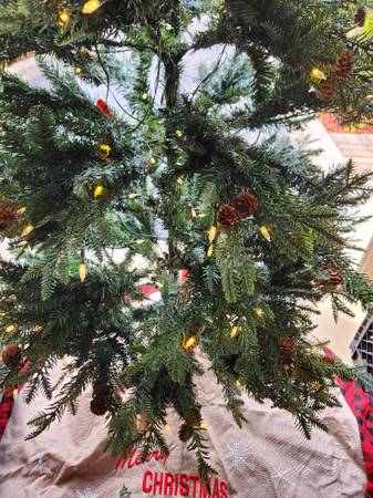 Christmas Tree Artificial With Stand And Tree Skirt & Lights 7.5 Ft - $120 (Pembroke Pines)63471414300289124