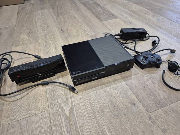 Lightly used XBox One, Kinect and Five Game DVDs 1
