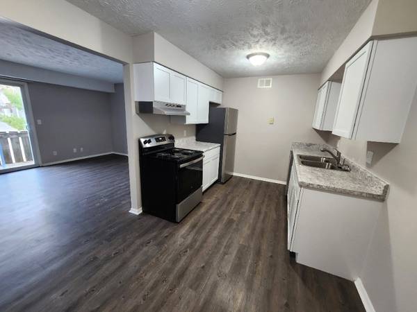 $1,100 / 2br - 1026ft2 - Cozy 2-Bedroom w/ Pool, Laundry & Pet-Friendly (10905 North Mill Court, Omaha, NE)63681624222979120
