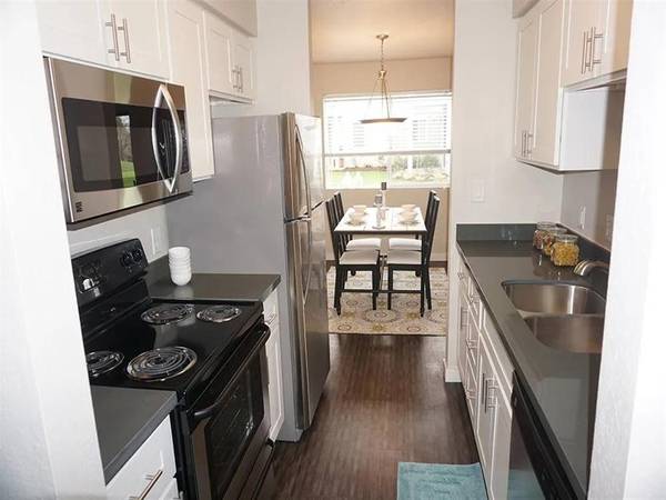$1,975 / 1br - 600ft2 - 1/bd, Playground, Views of Lake Washington (3005 125th Ave SE, Bellevue, WA)63811610515459123