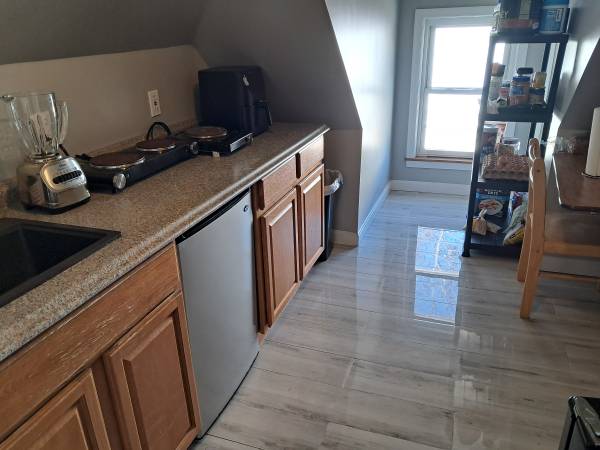 $1,000 / 1br - 150ft2 - Room for Rent Newton shared kitchenette and bath - Everything Included (Newton Corner)63996548063235123