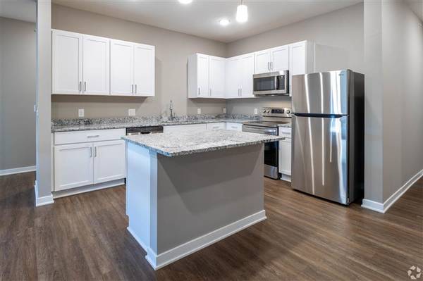 $1,459 / 1br - 821ft2 - One Bed with Private Attached Garage! (West Omaha/Bennington)64020673564931121