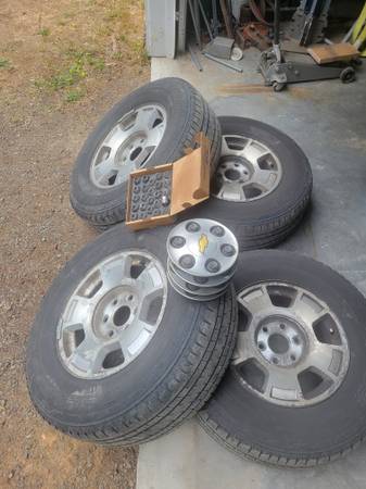 Ruedas Chevy de 6 tuercas, neumáticos, tapas y tuercas - $100 (Olalla)63471374236803120