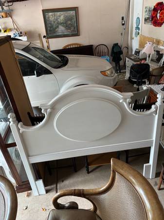 Beautiful White Solid Wood Lexington Double/Queen HeadBoard Opt Mirror 1
