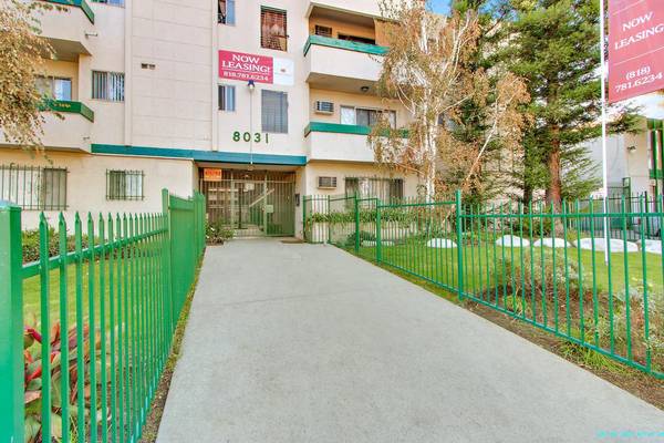 $1,495 / 500ft2 - Studio in Panorama City + Patio/Balcony + Wood Style Floors + Pool (Panorama City)63701166486273122