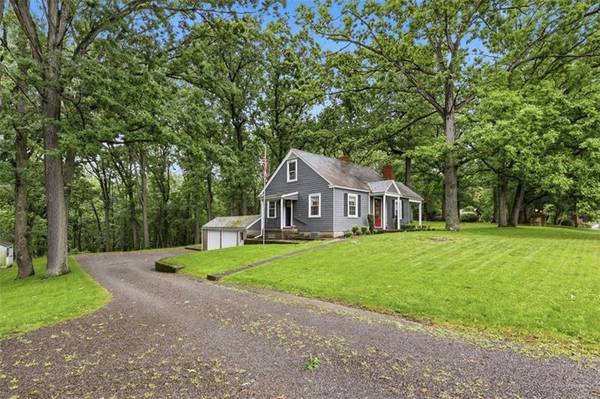 A Charming Cape Cod Located in Marshall | Wexford 1