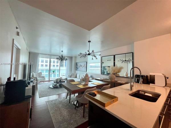 A beautiful and spacious unit in the prestigious complex 1