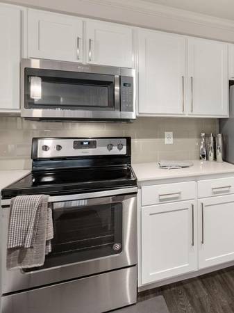 $2,750 / 2br - 1112ft2 - Two Sparkling Outdoor Pools - perfect for a relaxing dip!63995108925186123