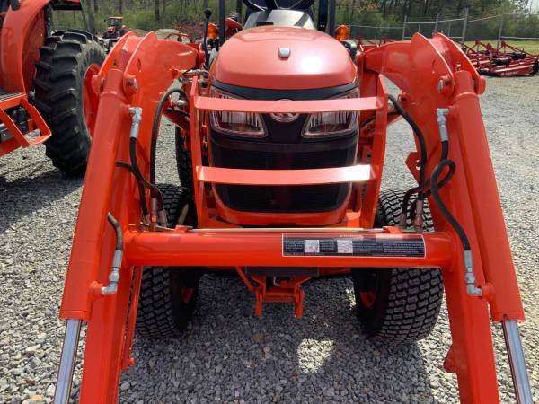 Kubota B2301 - 4x4 con cargador y cortacésped inferior - $16,900 (Vincent)63440349811713122