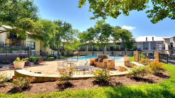 1 Month Free & Waived Admin Fee (512)614-GABB Four22 Leasing 1