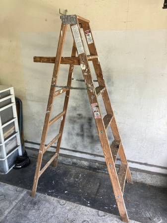 6' Wood Stepladder (2-20) 1