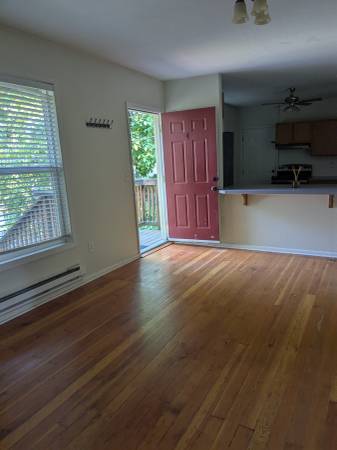 $1,875 / 3br - Unique, rare 3 bdrm upper level apartment (Woodlawn)64039223518594123