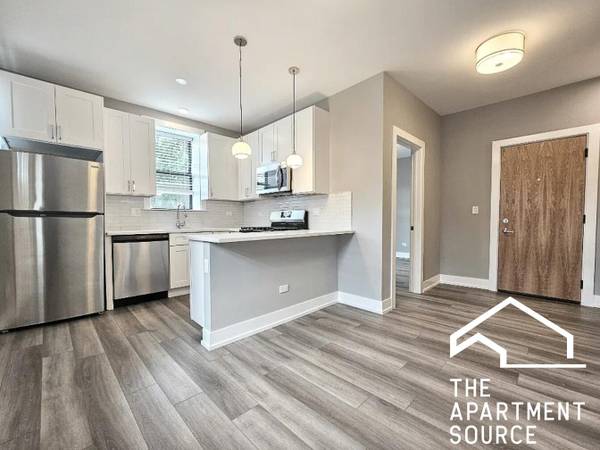 $2,550 / 2br - 800ft2 - Renovated 2 BR in Lakeview (Chicago)63960148640131120