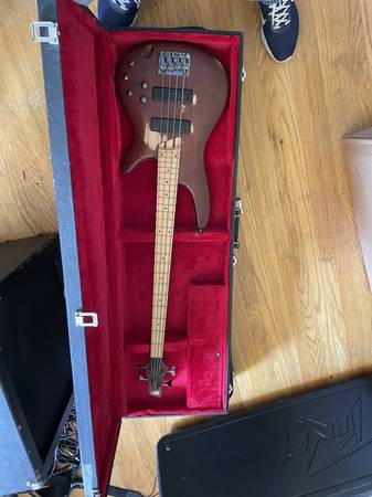 Yamaha 4 string bass with active pickups 1