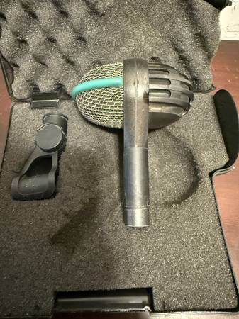 AKG D112 Large Diaphragm Dynamic Bass Drum Microphone 1