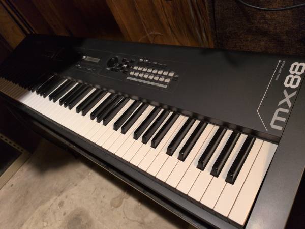 Yamaha MX88 1