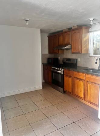 $1,995 / 400ft2 - Estudio amplio (¡incluye servicios!) (san leandro)63833987781889122
