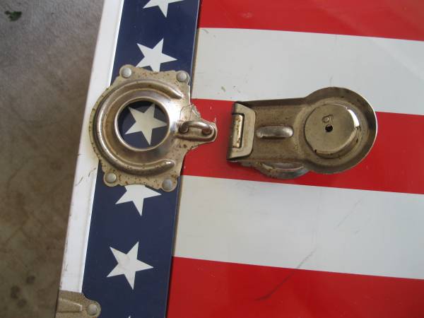 Good Condition! Vintage 1983 USA Team Locker Trunk - collectibles