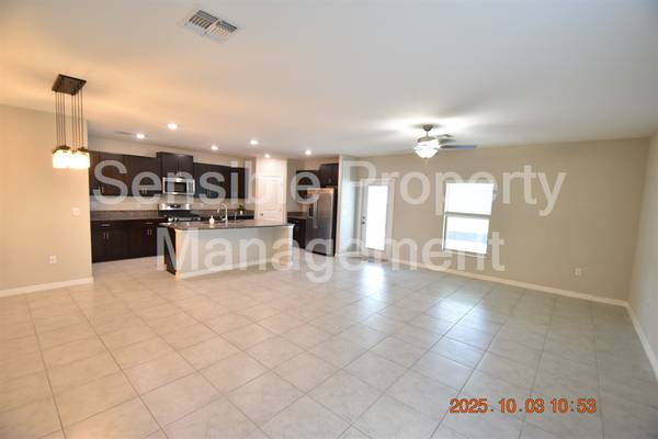 $2,795 / 5br - 2264ft2 - 9511 Channing Hill Dr, 2 care garage, fenced back yard, open floor pla (Sun City Center)63991084043139123