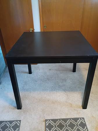 Bar/kitchen table. 1
